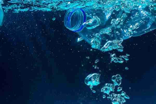 You are currently viewing Tiny bubbles take on ocean plastic